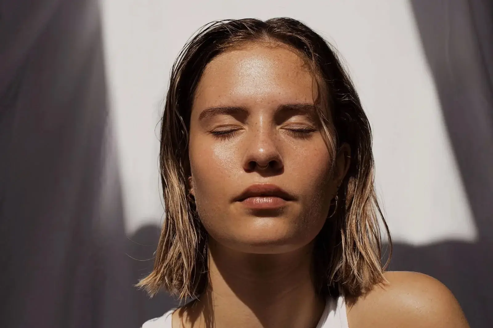 Visage d'une femme avec une belle peau